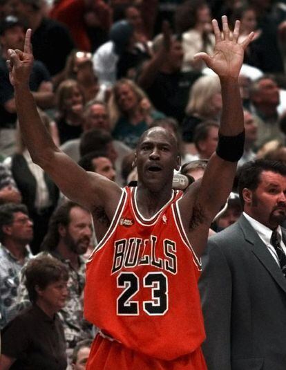 Jordan, en 1998, con su histórico gesto levantando seis dedos, uno por cada uno de sus campeonatos de la NBA.