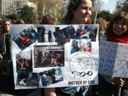 Una estudiante muestra una pancarta que anuncia: Esta primavera, se lleva el gris.