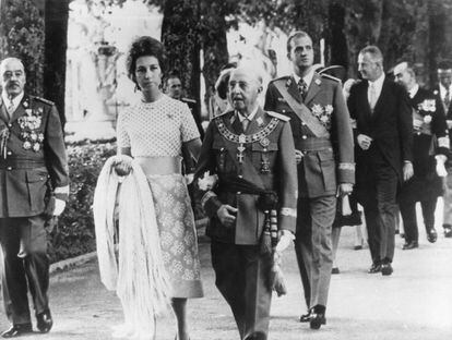 La princesa Sofía acompaña del brazo al dictador Francisco Franco en una recepción en La Granja (Segovia), en julio de 1971.