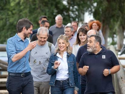 Yolanda Díaz, junto al nuevo portavoz de campaña de Sumar, Ernest Urtasun (izqda.), este miércoles, durante su visita a Doñana.