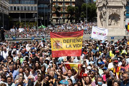 Vista de los asistentes a la manifestación contra el aborto, este domingo a su llegada a la Plaza de Colón, en Madrid.