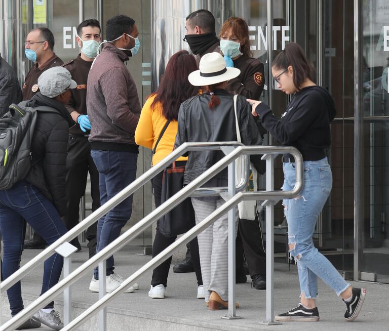 Primer día de control en el acceso a los juzgados de Plaza Castilla unicamente para los ciudadanos con citaciones previas.
KIKE PARA.
