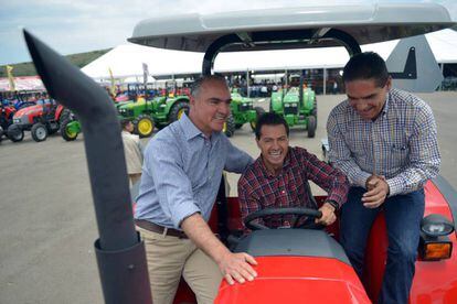 El presidente de M&eacute;xico, Enrique Pe&ntilde;a Nieto; el secretario de Agricultura, Jos&eacute; Calzada, y el gobernador de Michoac&aacute;n, Silvano Aureoles, montan en un tractor el martes pasado. 