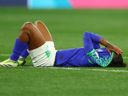 La brasileña Geyse, decepcionada y tumbada en el césped tras caer eliminada su selección ante Jamaica en el Mundial.