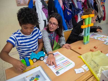 Un momento de una clase de primaria en el colegio López de Guereñu, en Vitoria.