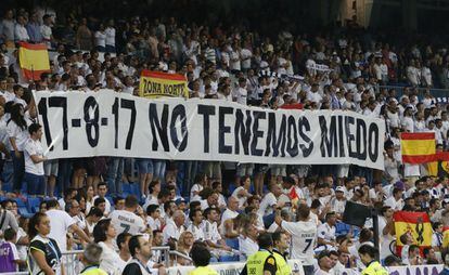 Los aficionados del Real Madrid muestran una pancarta contra los atentados yihadistas de Cataluña, antes de comenzar el partido del Trofeo Bernabéu que Real Madrid y Fiorentina juegan esta noche en el estadio Santiago Bernabéu, en Madrid.