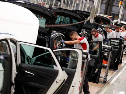 Empleados en la planta de Seat, en Martorell (Barcelona).