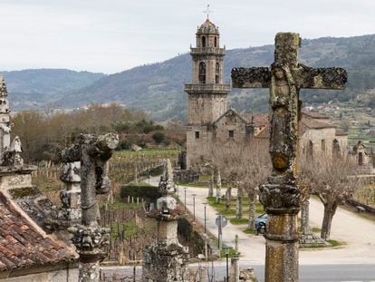 Cruces de piedra y un campanario en torno a la iglesia de Santa María de Beade, en Ourense.