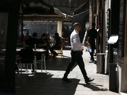Un camarero en una terraza de Barcelona. En vídeo, declaraciones de los abogados.