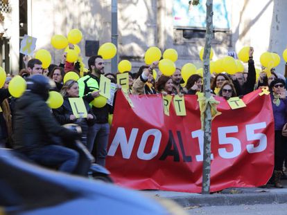 Protesta de trabajadores de la Generalitat en la Gran Vía de Barcelona.