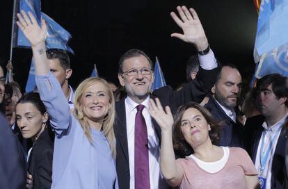 Cristina Cifuentes, Mariano Rajoy y Soraya Sáenz de Santamaría, en Madrid.
