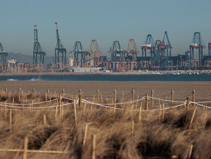 Vista general del puerto de Valencia desde la playa de la Creu, este martes.