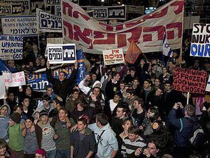 Miles de colonos israelíes protestan por la decisión del Gobierno de congelar durante 10 meses las construcciones en los asentamientos