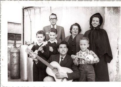 Miquel Serra i Pàmies (dempeus), la seva dona Teresa i la seva filla Maria Rosa, a Mèxic, el 1956.