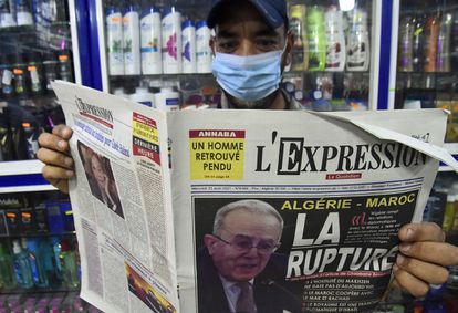 Un hombre argelino sostiene un periódico con la foto del ministro de Exteriores, Ramtane Lamamram, en portada, el 25 de agosto, tras la ruptura de las relaciones diplomáticas con Marruecos.