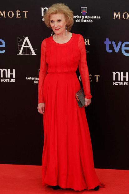 Marisa Paredes, de rojo intenso con un diseño de Oscar de la Renta y joyas de Yanes