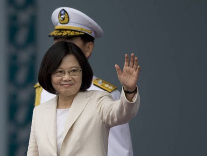 La presidenta de Taiwan, Tsai Ing-wen, saluda tras tomar posesi&oacute;n este viernes.