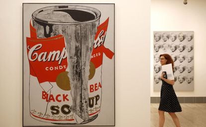 Obras pertenecientes a las famosas series de Warhol dedicadas a la sopa Campbell (izquierda) y a Marilyn Monroe (al fondo).