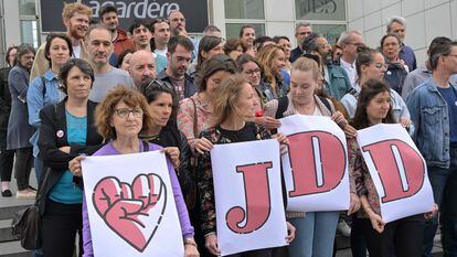 Trabajadores del Journal du Dimanche (JDD) se manifiestan en el exterior del edificio de la Redacción el 5 de julio.