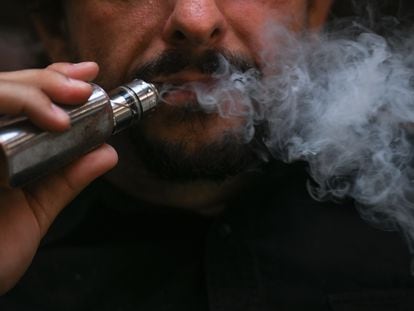 Un hombre fuma un cigarrillo electrónico, en una fotografía de archivo.