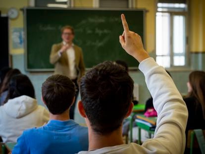 Un alumno levanta la mano durante una clase en el colegio concertado Corazón Inmaculado, en Madrid, este junio.