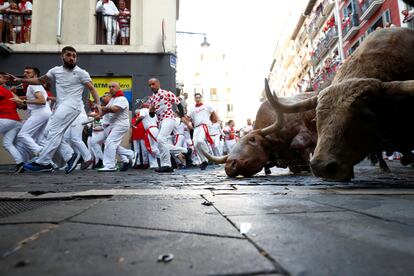 Varios toros pierden el equilibrio en la curva de la calle Estafeta.