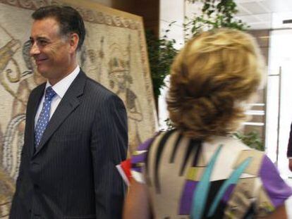 Alberto L&oacute;pez Viejo pasaba frente a Aguirre en 2009 en la Asamblea de Madrid. Al fondo, Benjam&iacute;n Mart&iacute;n, tambi&eacute;n imputado.