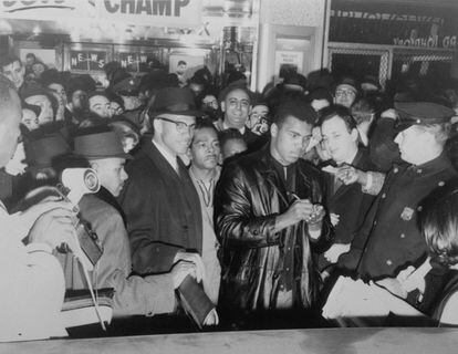 Primero de marzo de 1964, el campeón mundial de boxeo, Cassius Clay, firma autógrafos junto a Malcolm X, en el exterior del teatro Trans-Lux, en Broadway, Nueva York.