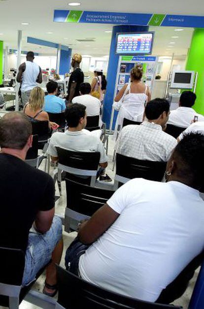 Parados esperando turno en una oficina de empleo de Barcelona.