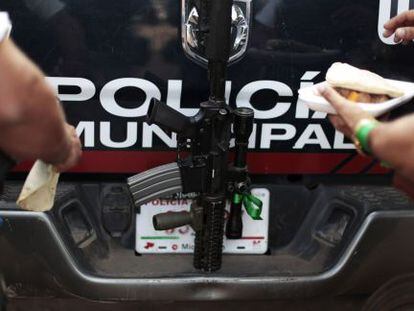 Un rifle en una patrulla policial en Michoacán.