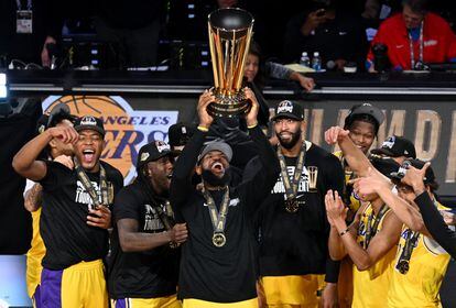 LeBron James levanta el trofeo de campeón de la Copa NBA junto a sus compañeros de equipo tras la victoria de Los Angeles Lakers contra Indiana Pacers en la final.