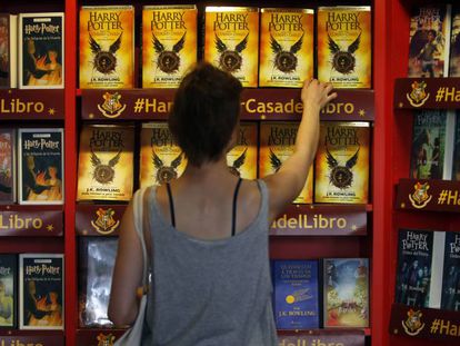 Ejemplares de los libros protagonizados por Harry Potter en una librería de Madrid.