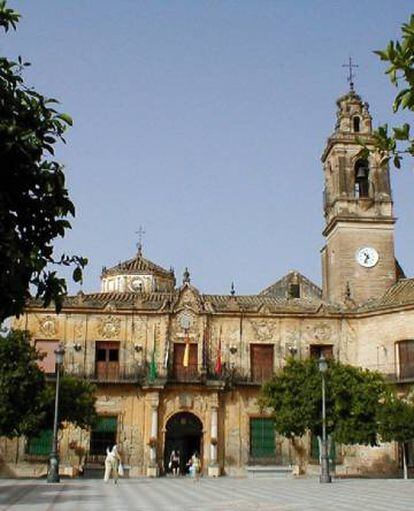 Fachada del Ayuntamiento de Lora del R&iacute;o. 