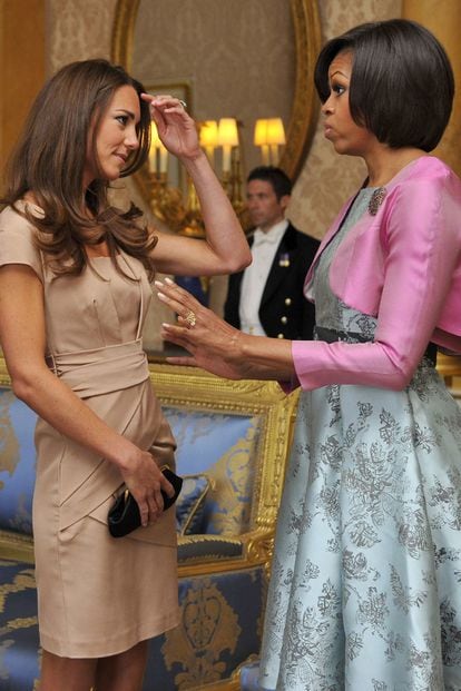 Aunque antes del enlace Catalina ya tenía bastante actividad pública, fue después de casarse cuando empezó su verdadero trabajo como princesa. Aquí la vemos con Michele Obama.