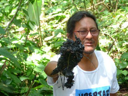 Ermel Chávez, president of the Amazon Defense Front, a partner organization of Manos Unidas, shows her hand impregnated with oil and toxic waste deposited in pools installed by the companies responsible for extracting oil in the Ecuadorian jungle.