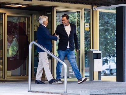 El presidente de la comisión gestora de la RFEF, Pedro Rocha, y el del CSD, Víctor Francos, a la salida de una reunión en la sede del organismo gubernamental en Madrid, el pasado 11 de septiembre.