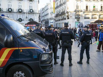 Policías nacionales vigilan en la Puerta del Sol, en una imagen de archivo.