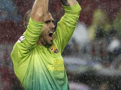 Valdés celebra el primer gol del Barça.