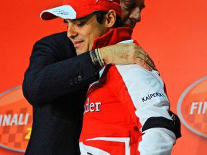 Montezemolo abraza a Felipe Massa durante una rueda de prensa