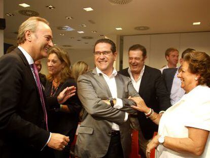 Alberto Fabra, junto a Jorge Bellver y Rita Barber&aacute;, entre otros, en la sede del PP en Valencia. 