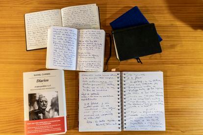 Cuadernos manuscritos del escritor, junto con el primer volumen de sus diarios.