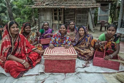 Un grupo de mujeres productoras de la comunidad de ManiKhar realizan cestas para BaSe (Bangladesh Shilpo Ekota), una organización de comercio justo que coordina y promueve la producción de artesanías.