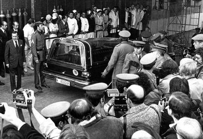 Rodeado de fotógrafos y bajo la mirada de médicos y enfermeras, el coche fúnebre con los restos de Franco sale del hospital de La Paz, donde el dictador murió el 20 de noviembre de 1975.
