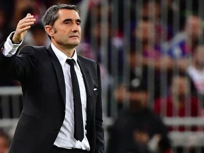 Ernesto Valverde, durante el Barça-Atlético de Supercopa. En vídeo, las claves de la búsqueda de un relevo para el entrenador vasco.