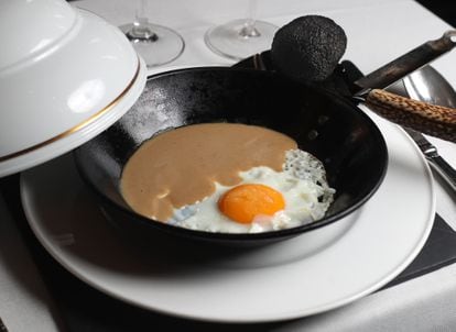  Plato de huevos trufados, un clásico del chef Abraham García en su restaurante Viridiana, en Madrid. 