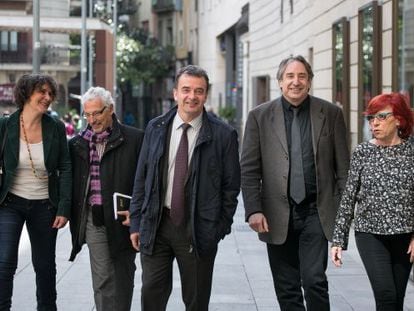 D'esquerra a dreta, Montse Benedí, Santiago Vidal, Alfred Bosch, Juanjo Puigcorbé i Trini Capdevila.