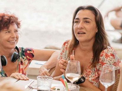Icíar Bollaín y Candela Peña, en el rodaje de 'La boda de Rosa'.