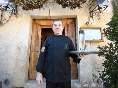 El dueño del restaurante La Olma de Pedraza, en Segovia, que cobra 4,5 por el agua de grifo.