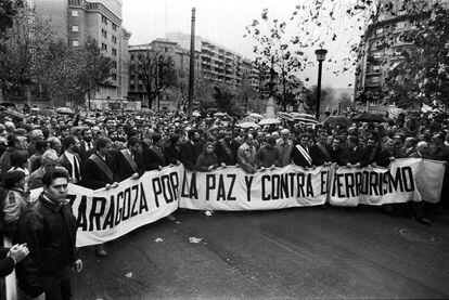 Más de 200.00 personas, casi un tercio de la capital aragonesa, participaron en Zaragoza el domingo 13 de diciembre de 1987 en la manifestación silenciosa de repulsa por el atentado. Encabezaba la marcha una pancarta con el lema “Zaragoza, por la paz y contra el terrorismo”.