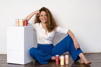 Sana Khouja, fundadora de Mindful Drinkers, con latas de Zeena.